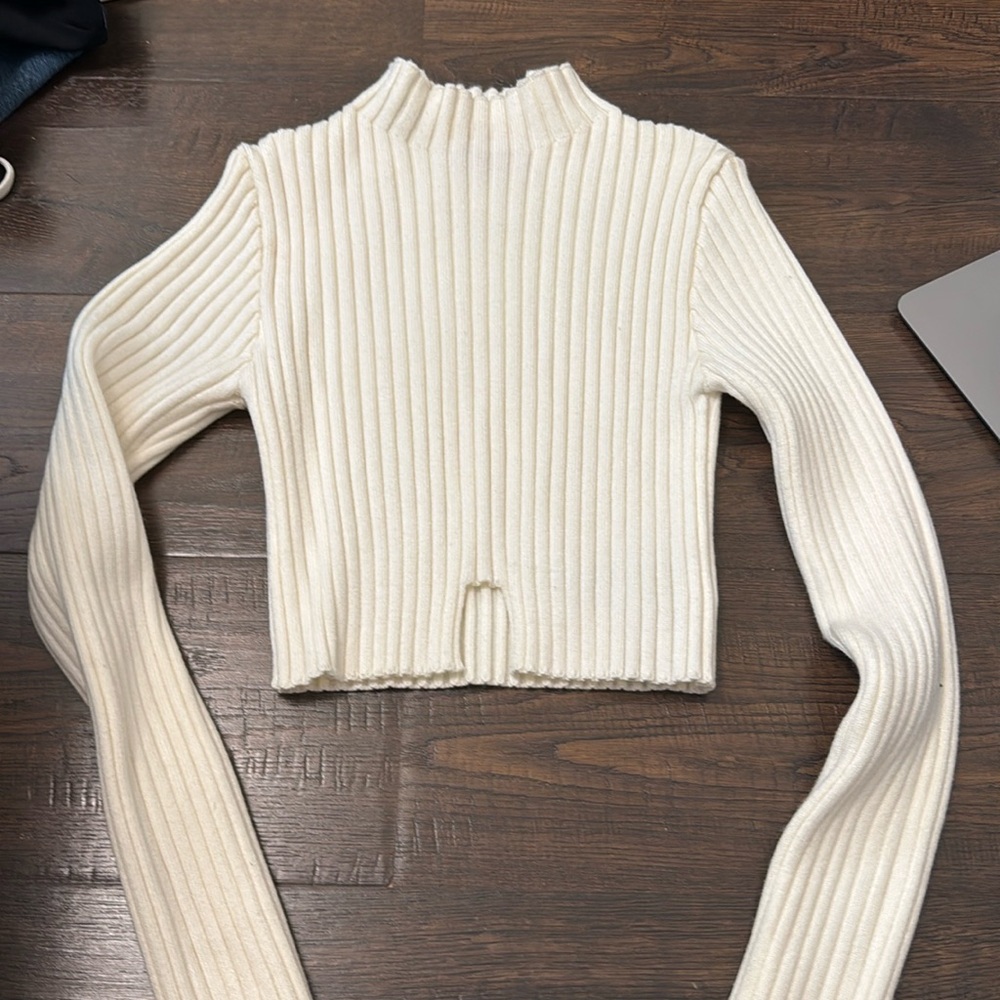 White turtle neck sweater